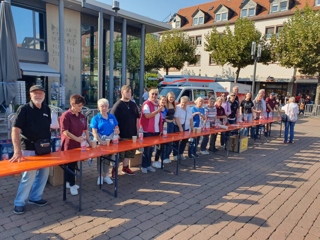 TSV 1860 Mitglieder im Einsatz beim Wasser ausschenken beim Hanauer-Stadtlauf 2024