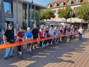 TSV 1860 Mitglieder im Einsatz beim Wasser ausschenken beim Hanauer-Stadtlauf 2024